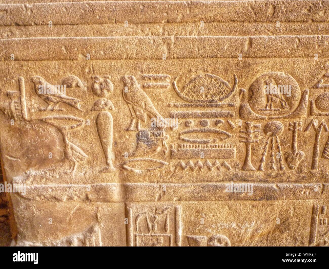 Bajorrelieves Con Figuras Y Jeroglificos En La Pared De Un Templo