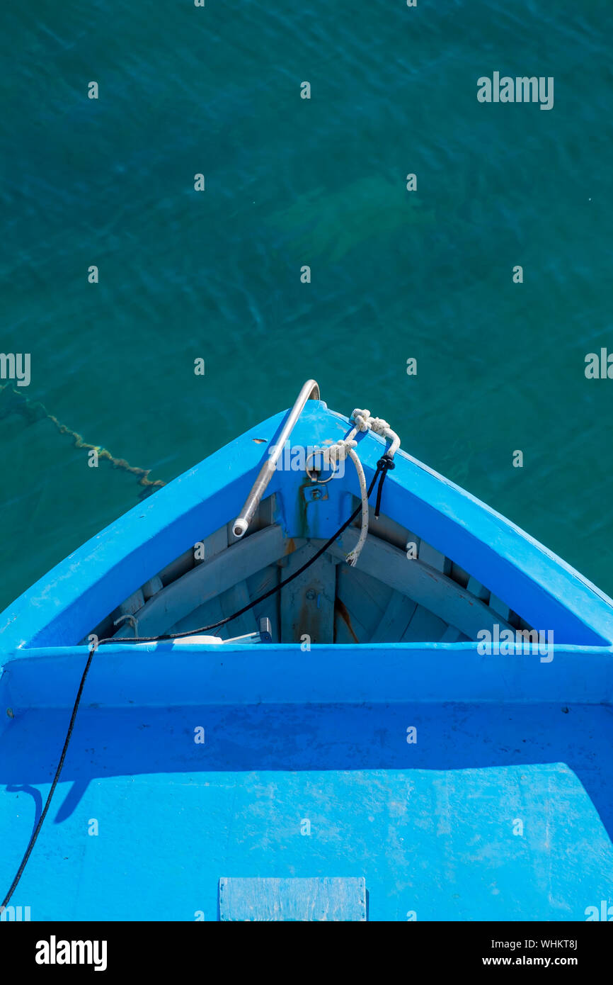 Un alto ángulo de visualización del Barco Azul en el mar en el puerto Foto de stock