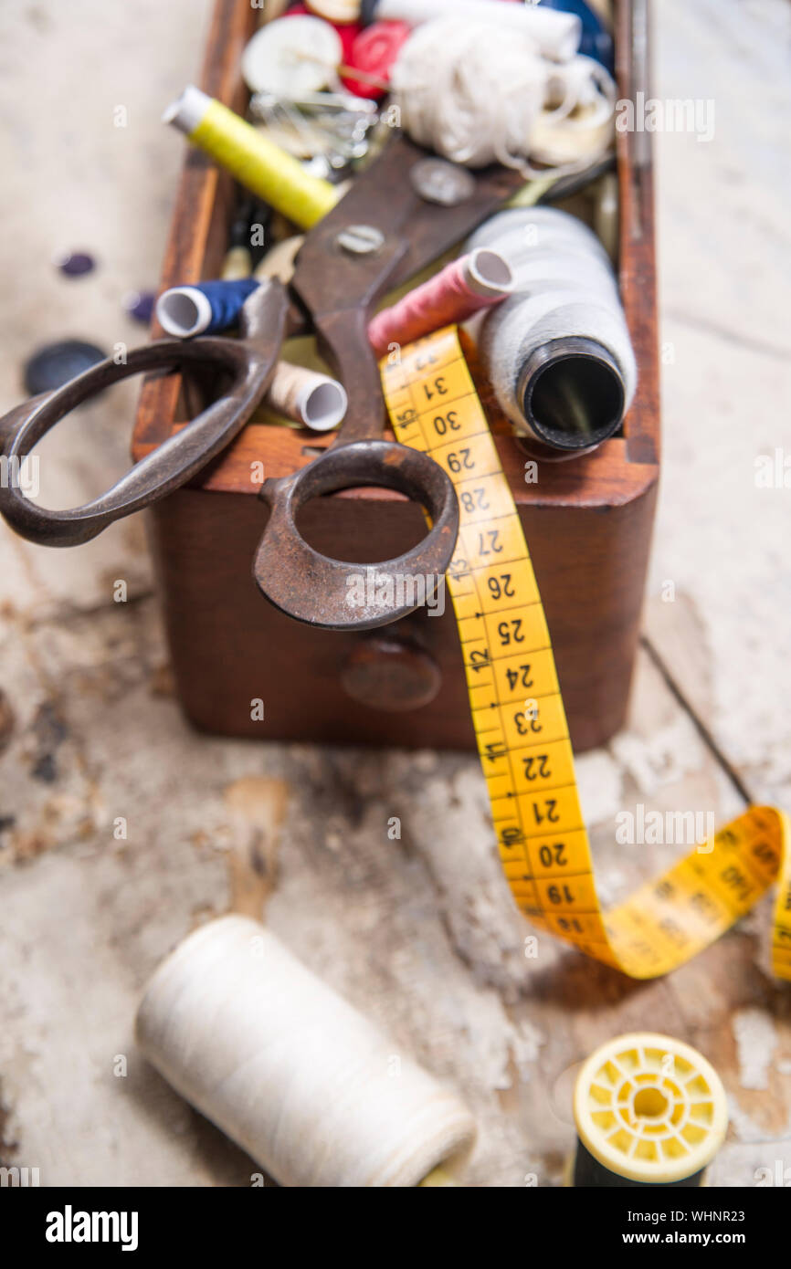Un alto ángulo de visualización de diversos elementos en la mesa de costura Foto de stock