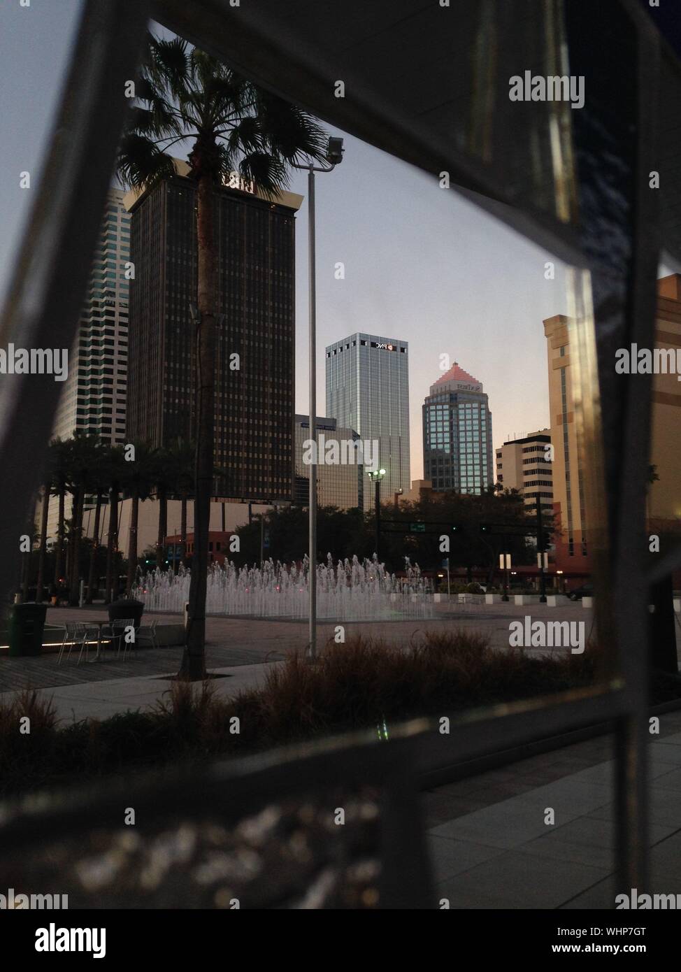 Paisaje urbano visto a través del cristal en el centro de Tampa durante la puesta de sol Foto de stock