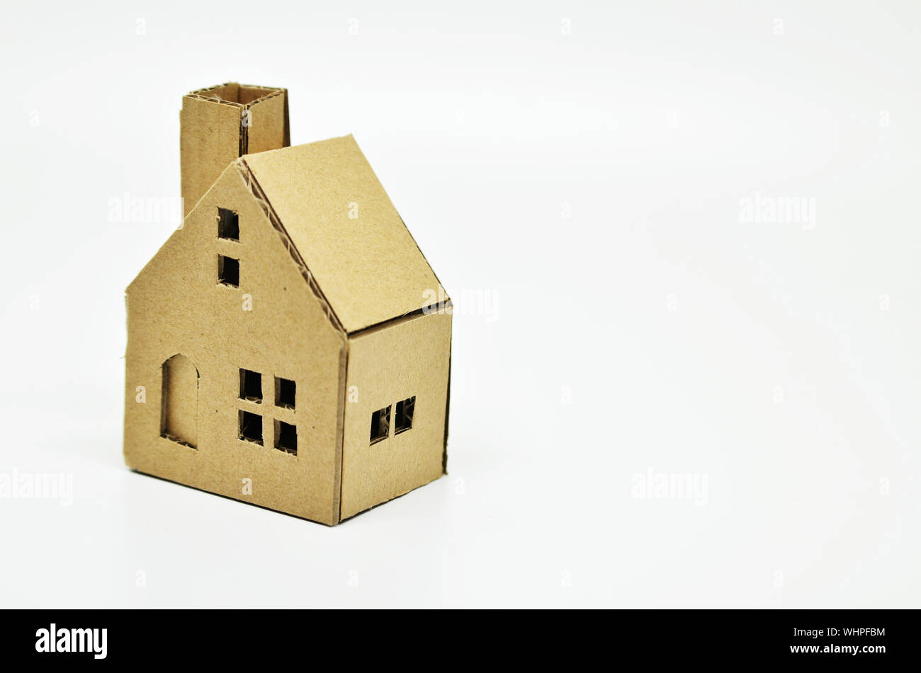 Close-up de cartón casa modelo sobre fondo blanco Fotografía de stock -  Alamy