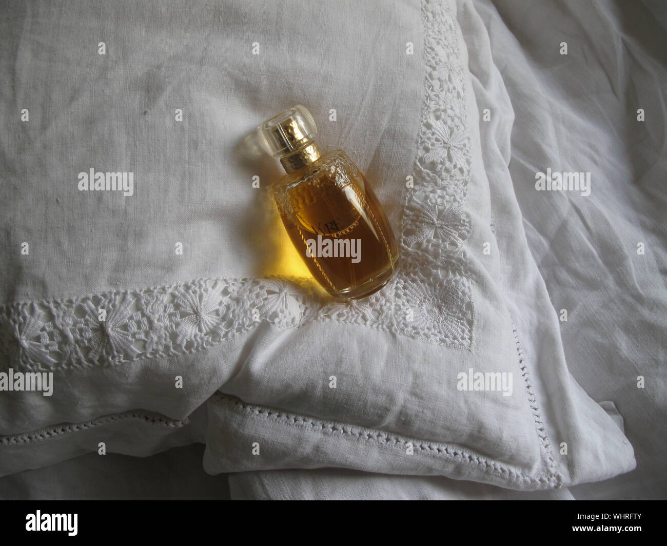 codo confiar Dinamarca Un alto ángulo de visualización del frasco de perfume en la cama en casa  Fotografía de stock - Alamy