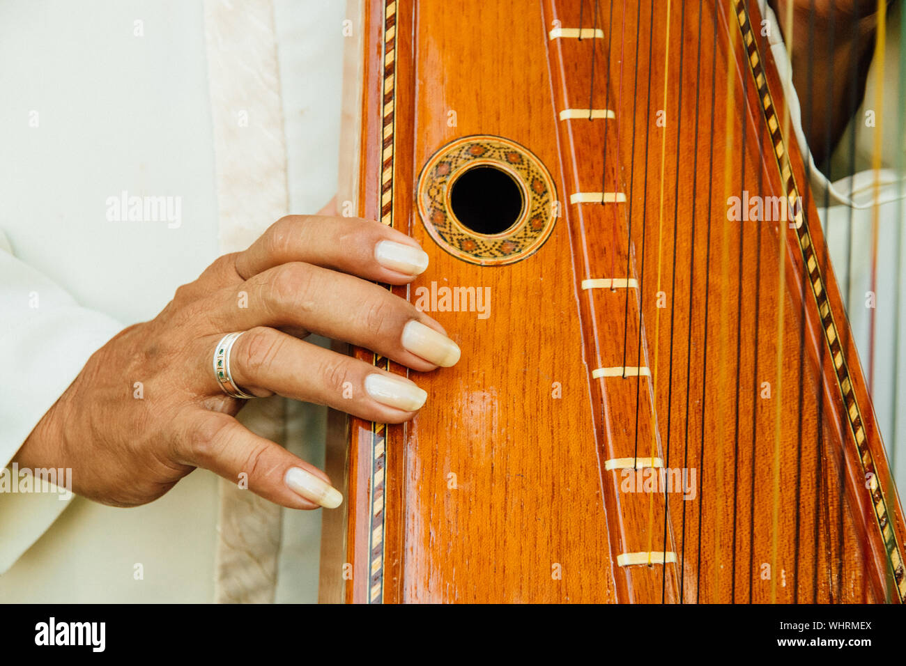 Mujer tocando el arpa fotografías e imágenes de alta resolución Alamy