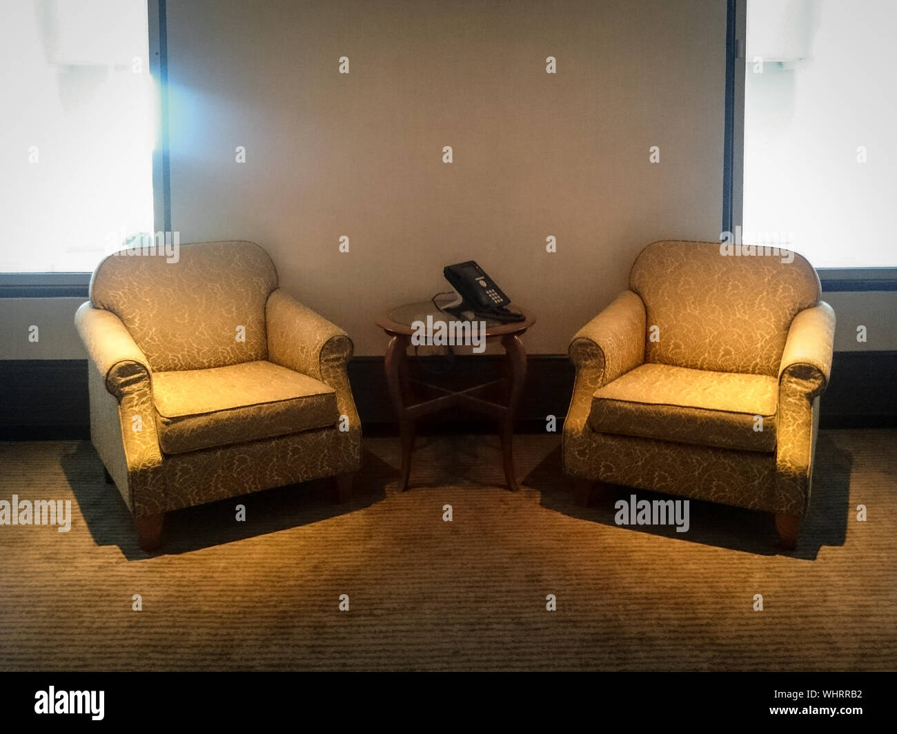 Sillones De Vacio Con Mesa Contra La Pared Foto Imagen De Stock