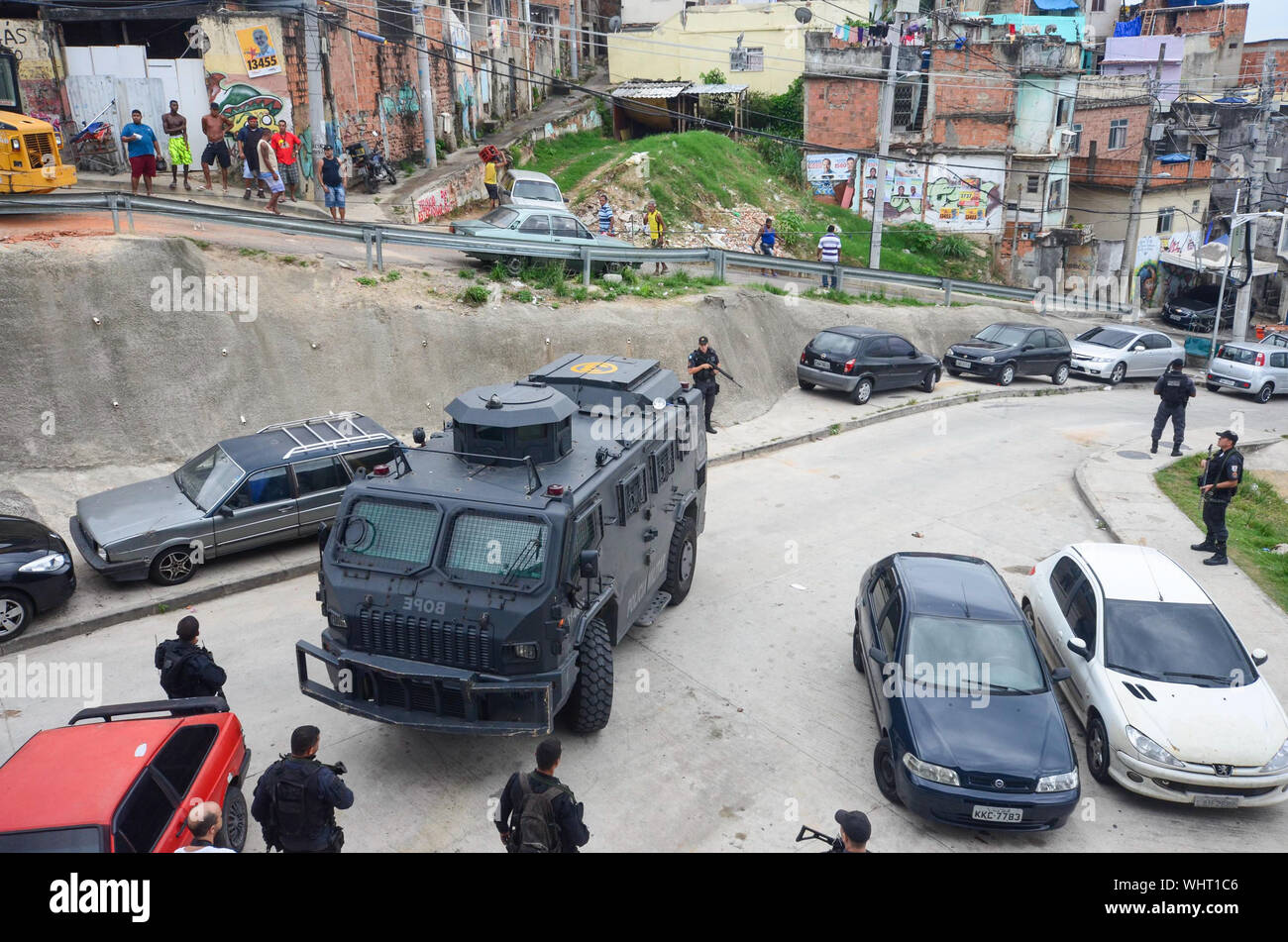 Río de Janeiro, Brasil, Marzo 21, 2015: la policía militar de Río de Janeiro con francotiradores patrullando el Complejo alemán, los barrios de complejo Foto de stock