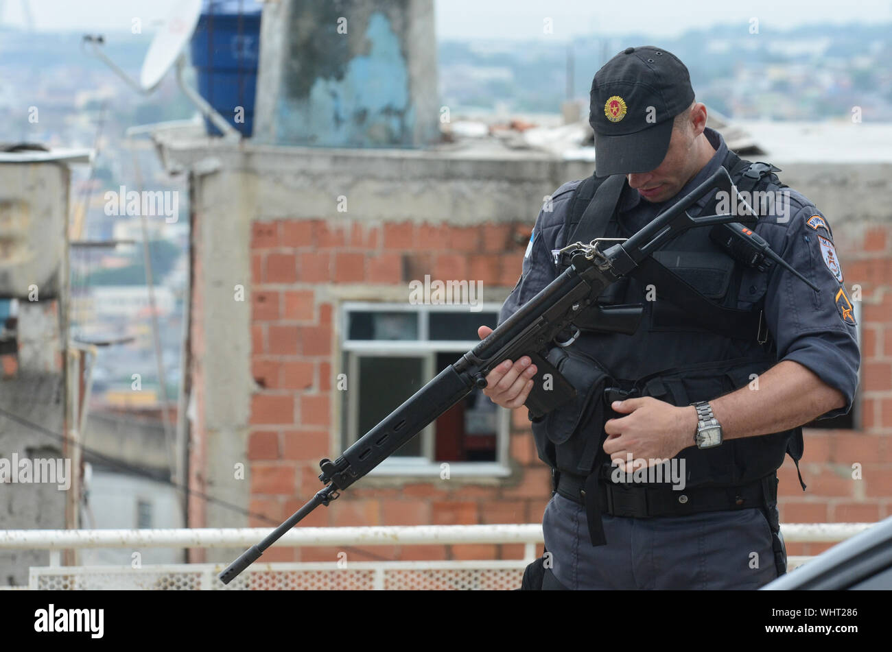 Río de Janeiro, Brasil, Marzo 21, 2015: la policía militar de Río de Janeiro con francotiradores patrullando el Complejo alemán, los barrios de complejo Foto de stock