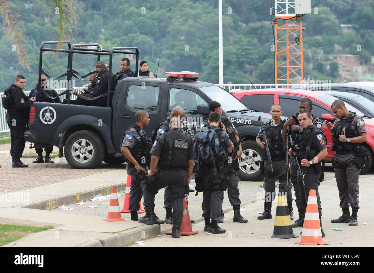 Río de Janeiro, Brasil, Marzo 21, 2015: la policía militar de Río de Janeiro con francotiradores patrullando el Complejo alemán, los barrios de complejo Foto de stock