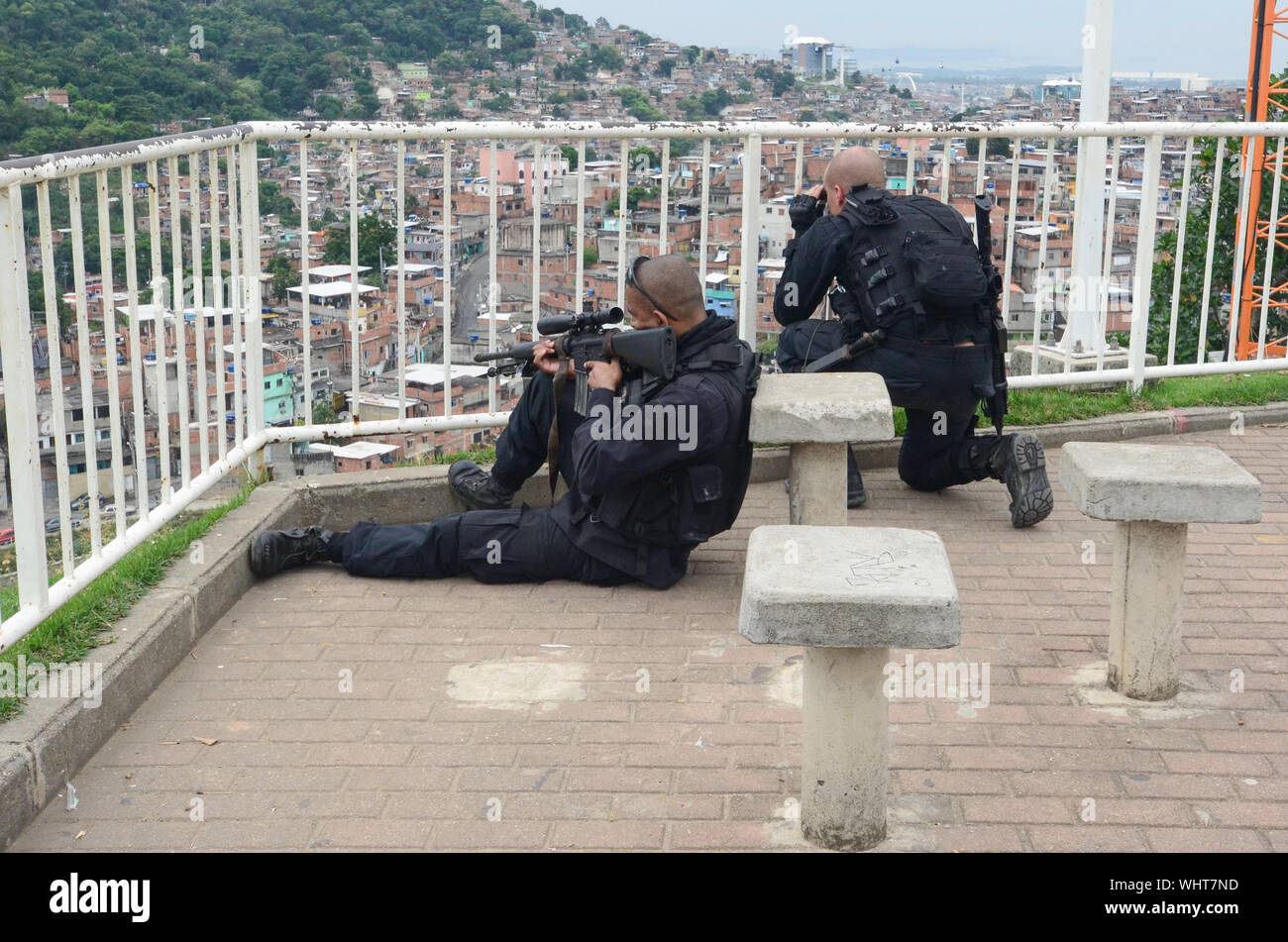Río de Janeiro, Brasil, Marzo 21, 2015: la policía militar de Río de Janeiro con francotiradores patrullando el Complejo alemán, los barrios de complejo Foto de stock