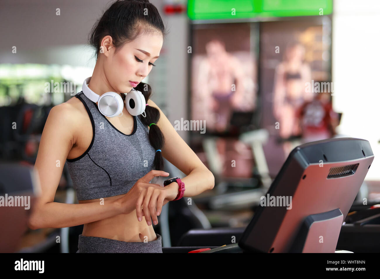 Mujer vistiendo de Fitness Cardio auriculares de entrenar en el