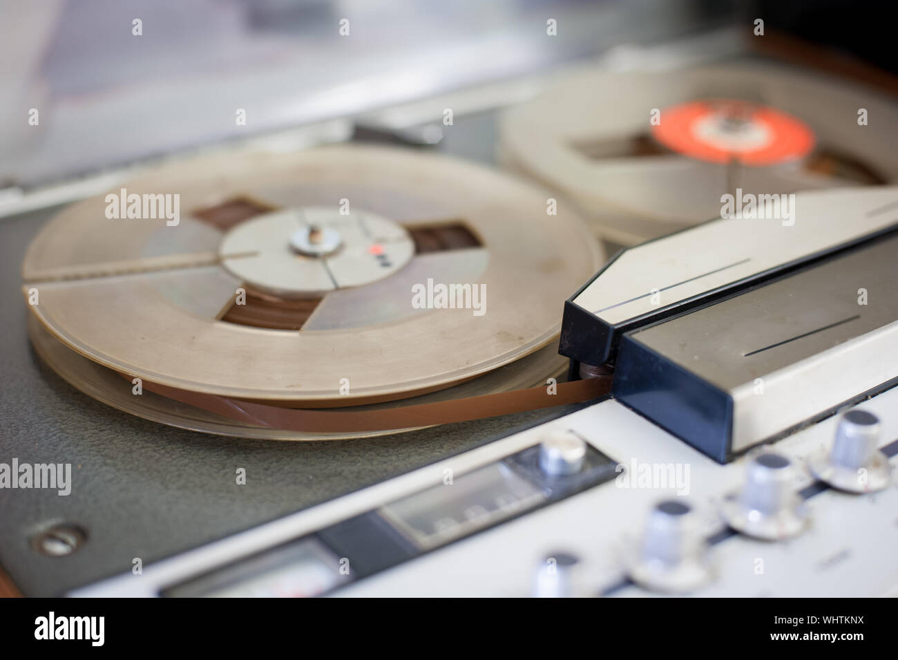 Close-up de Vintage grabadora de cintas con tambores magnéticos Foto de stock