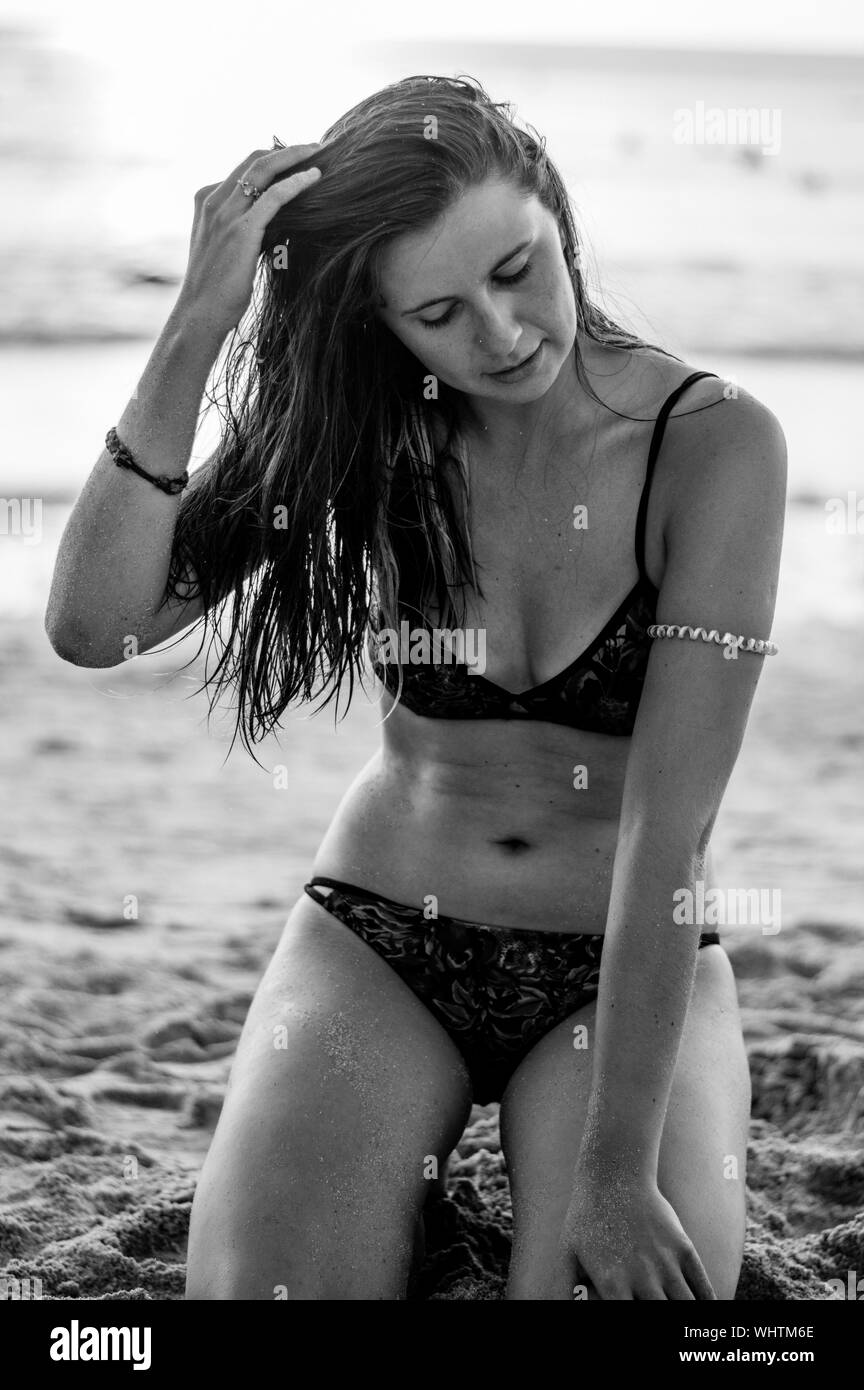 Young woman wearing bikini kneeling fotografías e imágenes de alta  resolución - Alamy