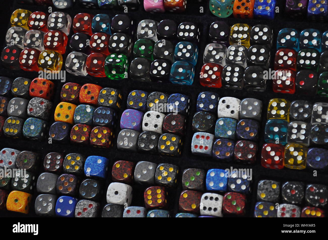 Disparo de fotograma completo de dados de varios colores Foto de stock