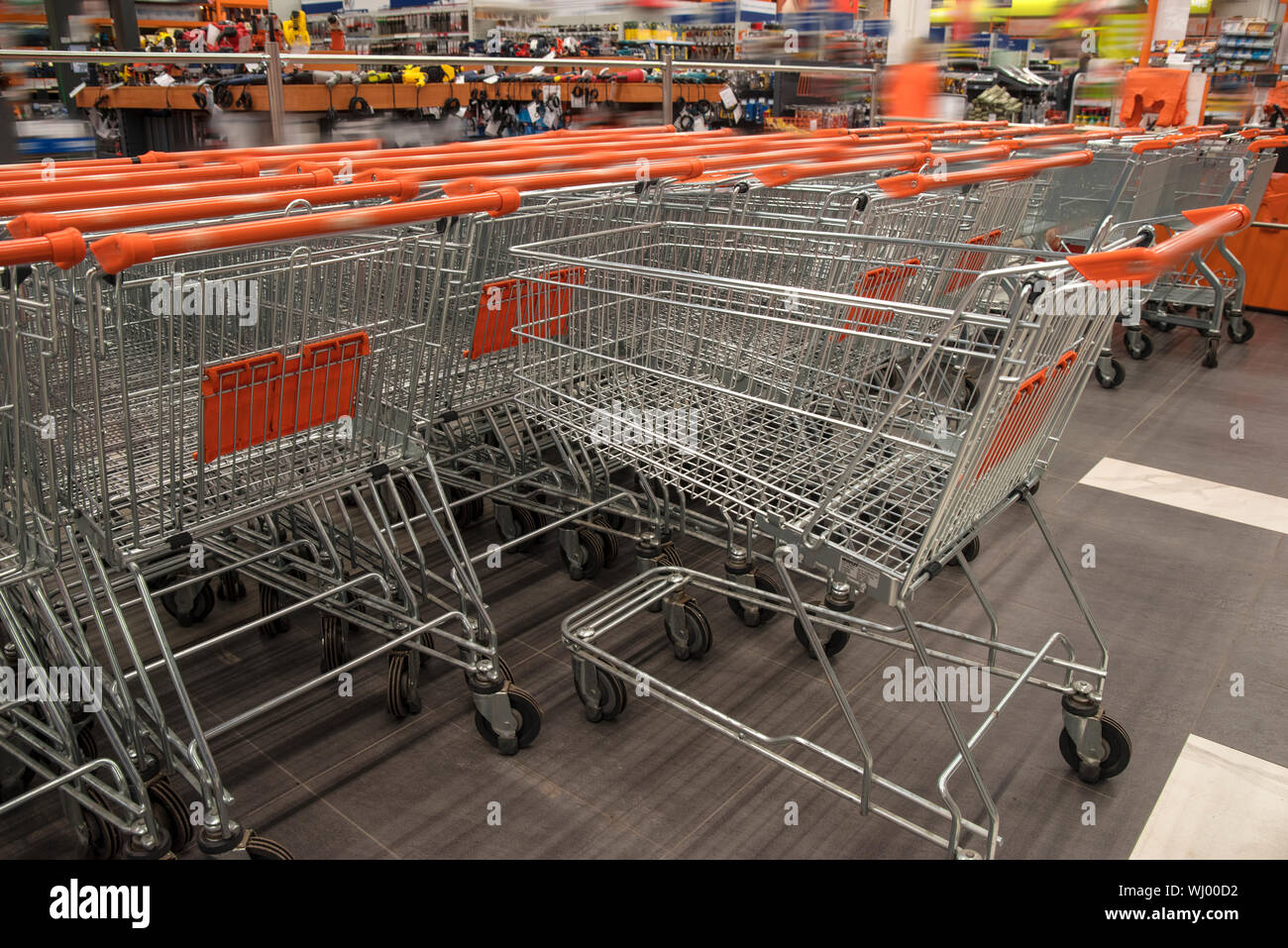 Carros De La Compra Del Supermercado En Fila En El Estacionamiento Grande  De La Tienda Del Supermercado Imagen de archivo - Imagen de equipo, carro:  128755719