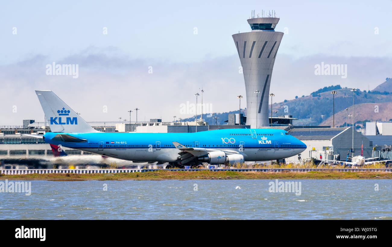 Septiembre 1, 2019 / Burlingame CA / USA - KLM se preparan para el despegue de aviones en el Aeropuerto Internacional de San Francisco (SFO); la torre de control de tráfico visi Foto de stock