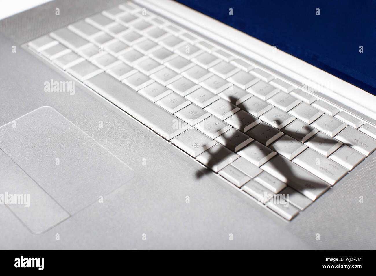 Sombra de jumbo a través de teclado Apple Macintosh Fotografía de stock -  Alamy