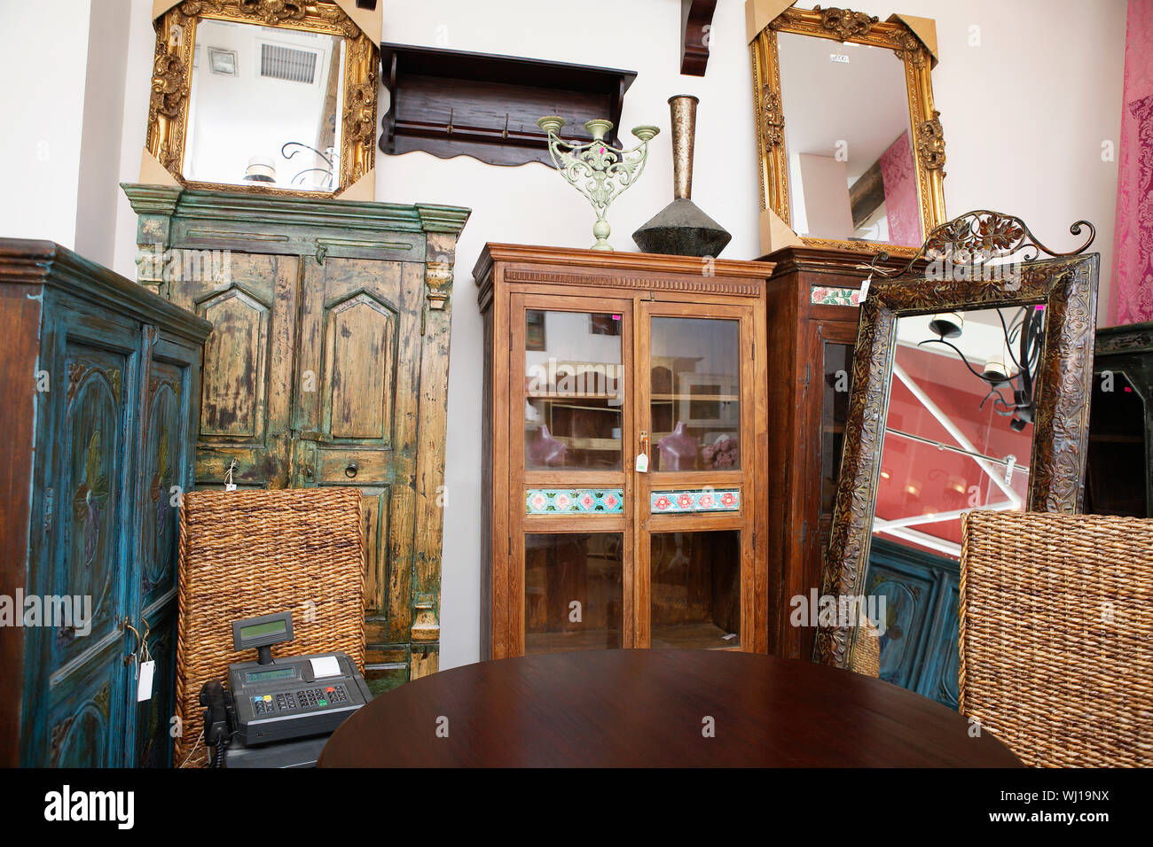 Tienda de muebles usados fotografías e imágenes de alta resolución Alamy