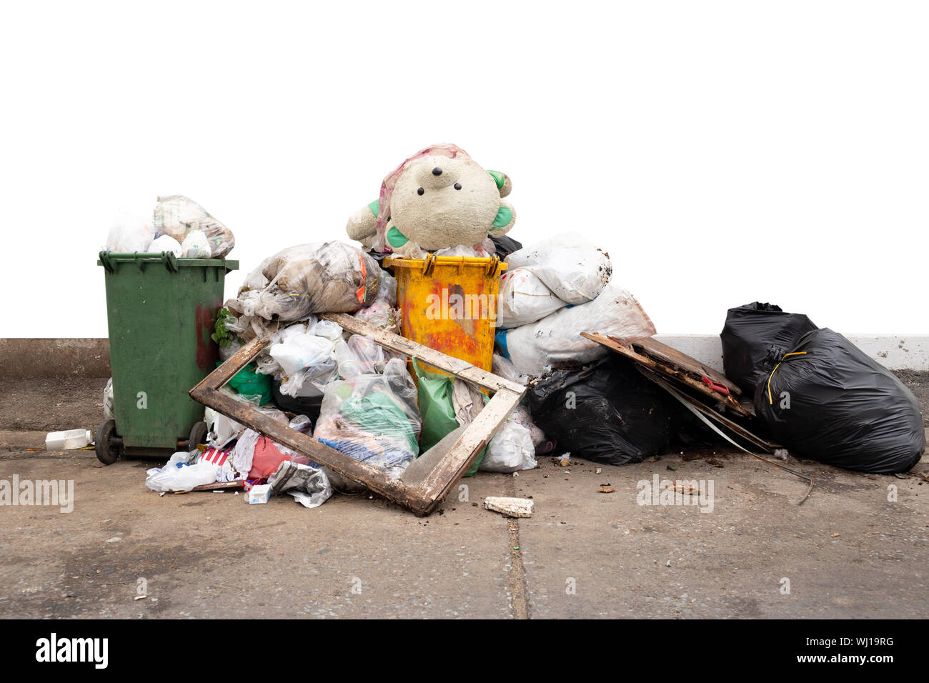 Oso de peluche en el montón de basura aislados en fondo blanco Fotografía  de stock - Alamy