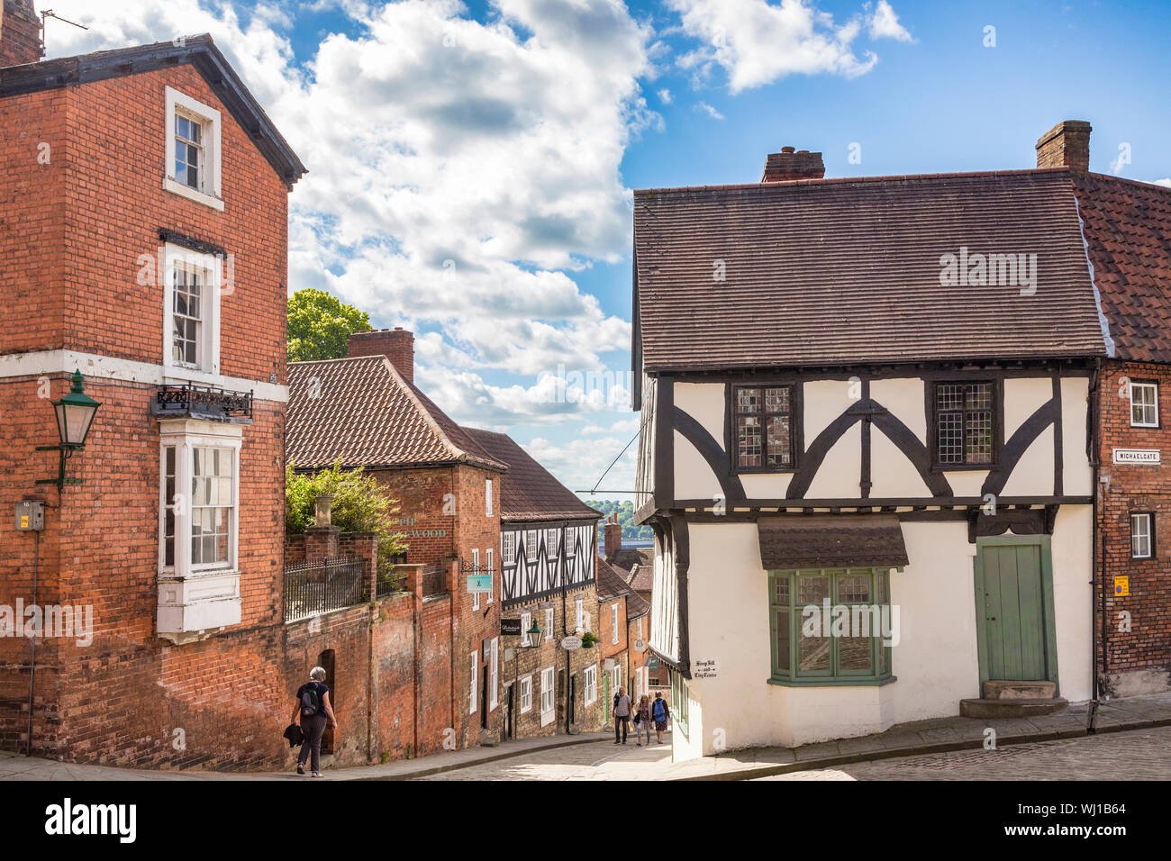 El 2 de julio de 2019: Lincoln, Reino Unido - Los Turistas cerca de la cima de una colina empinada, Lincoln, Reino Unido, en un hermoso día de verano. Foto de stock