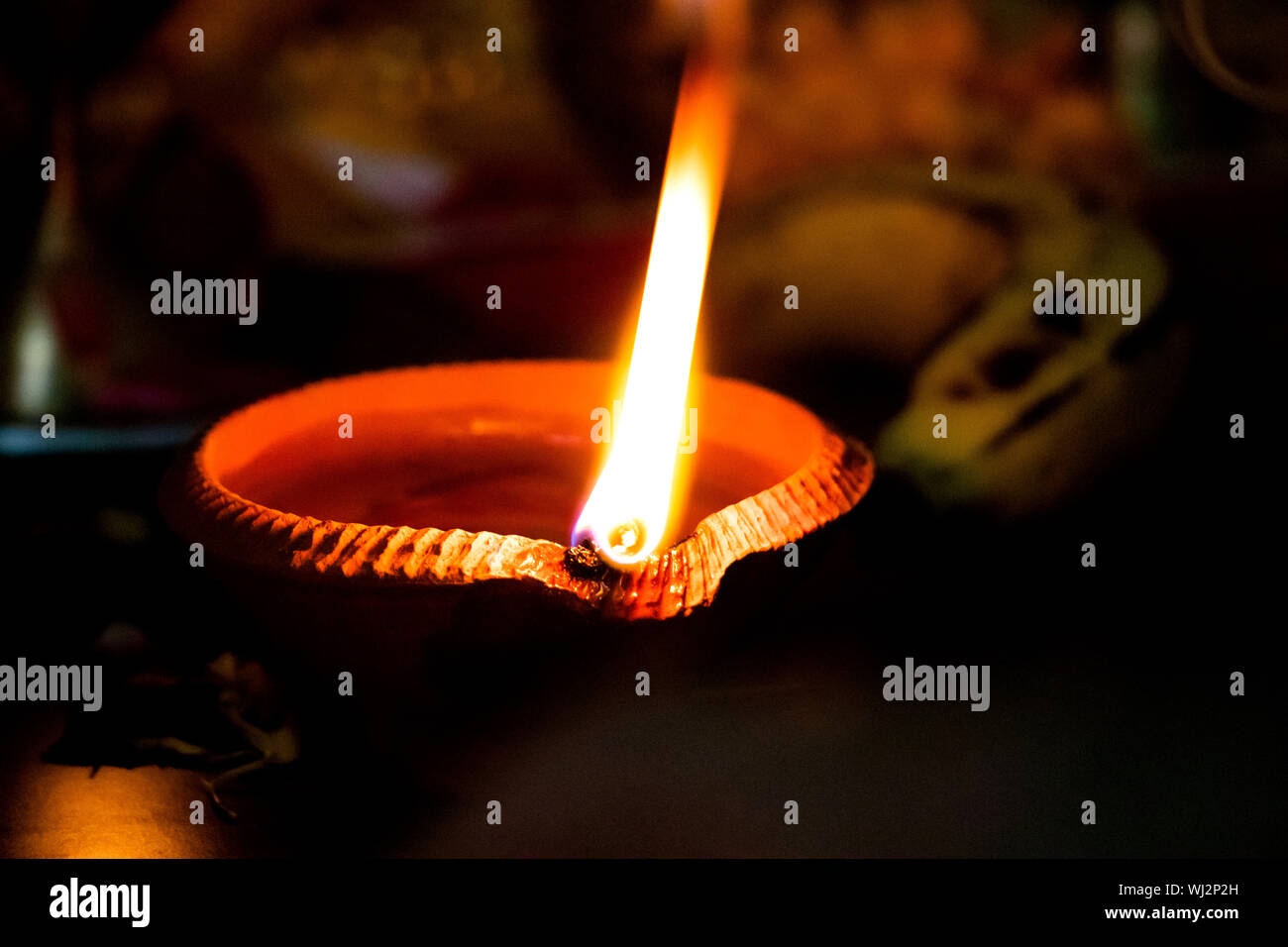 Diwali lámparas de barro aligerar en ocasión de Diwali en la India. Foto de stock