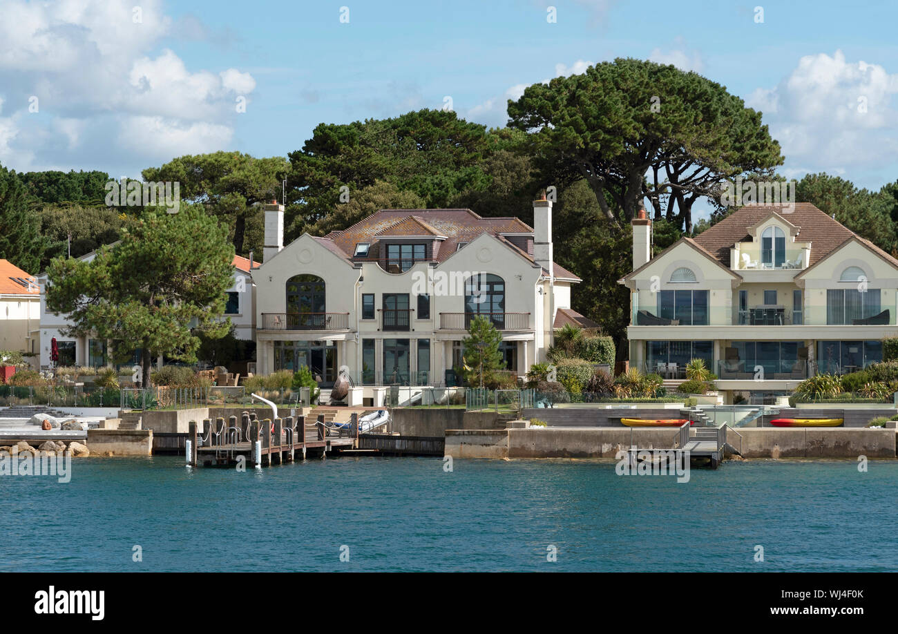 Arenales, Dorset, Inglaterra, Reino Unido. Exculsive casas dan la entrada a Poole Harbour en esta pequeña península. Foto de stock