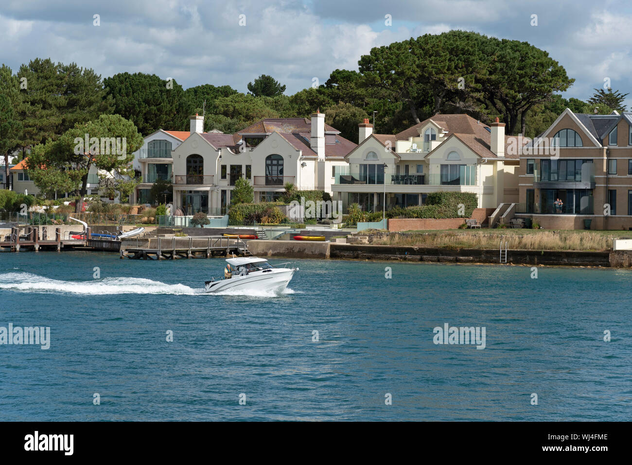 Sanbanks, Dorset, Inglaterra, Reino Unido. Exculsive casas dan la entrada a Poole Harbour en esta pequeña península. Foto de stock