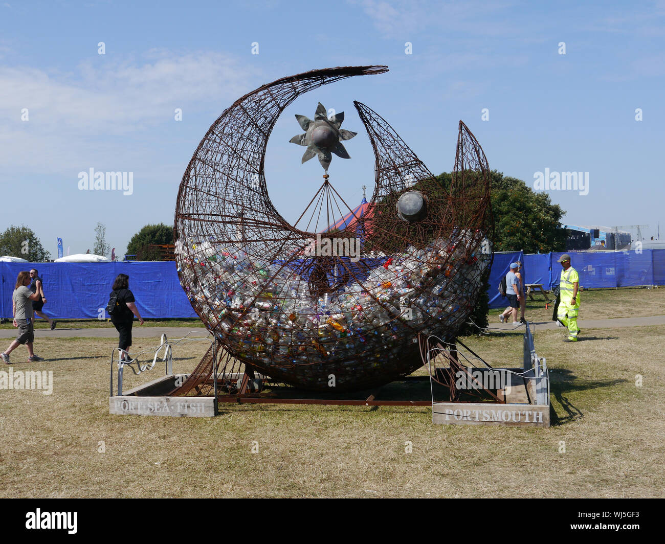 Un pez escultura, obra del artista Pete Codling, llenos de residuos plásticos por miembros del público, que se exhibe en Southsea Portsmoutn, Foto de stock