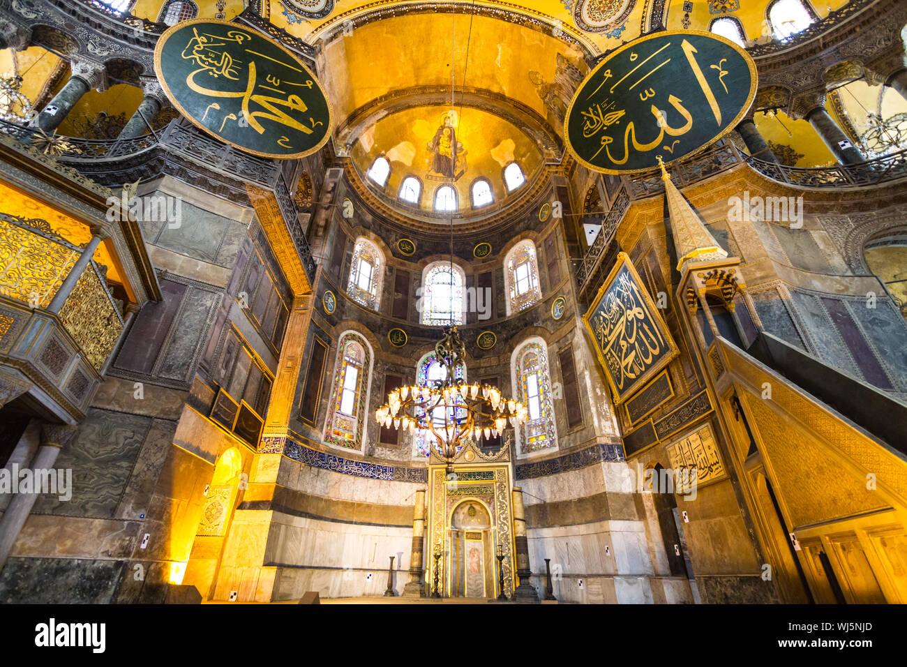 Interior de la Catedral de Santa Sofía Hagia Sophia, una antigua basílica  patriarcal Ortodoxa Griega (Iglesia), más tarde una mezquita imperial, y  ahora un museo en Estambul, Turquía Fotografía de stock -
