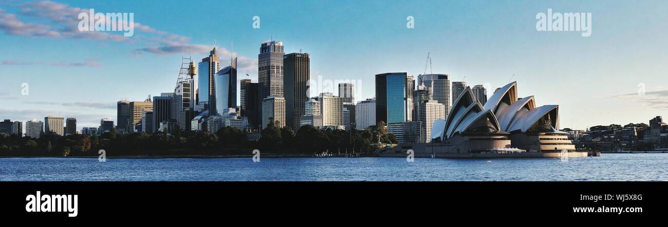 Foto Panorámica de Sydney Opera House y el paisaje urbano por río Foto de stock