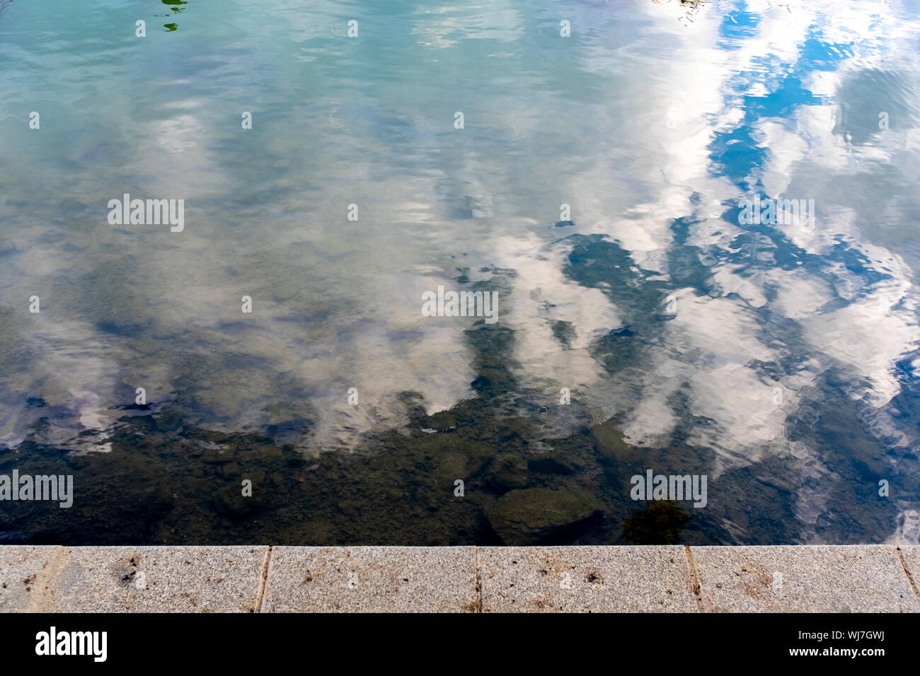 Reflexionando sobre el cielo oscuro, casi todavía agua, río Marne, en Nogent-sur-Marne, Francia Foto de stock