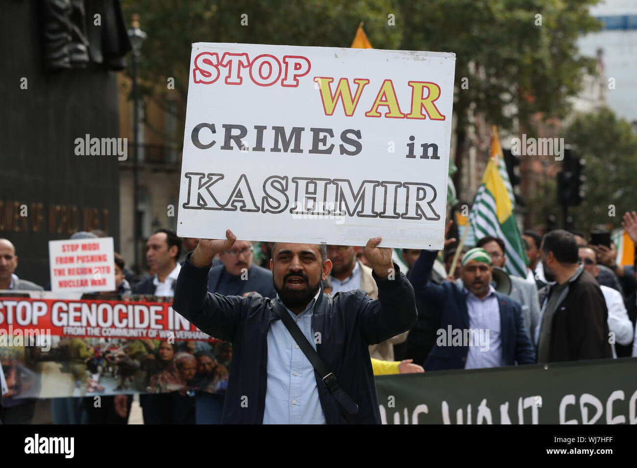 Activistas de la independencia Pro-Kashmiri caminar a lo largo de Whitehall en Londres, sobre la cuestión de la India revocar un artículo 370, una ley que ha dado el estado en disputa de Cachemira semi independencia a través de un cierto grado de autonomía. Foto de stock