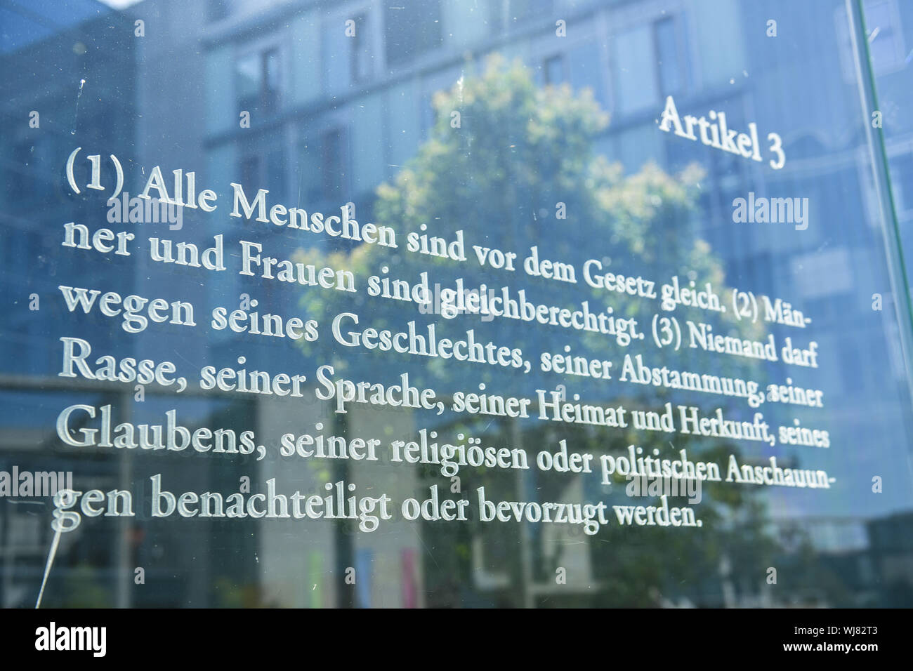 Artículo 3, Berlín, el Bundestag, Dani Karavan, Alemania, cristal, cristal, vidrio, pared de cristal, igualdad de derechos, la igualdad, la ley básica, básica Foto de stock