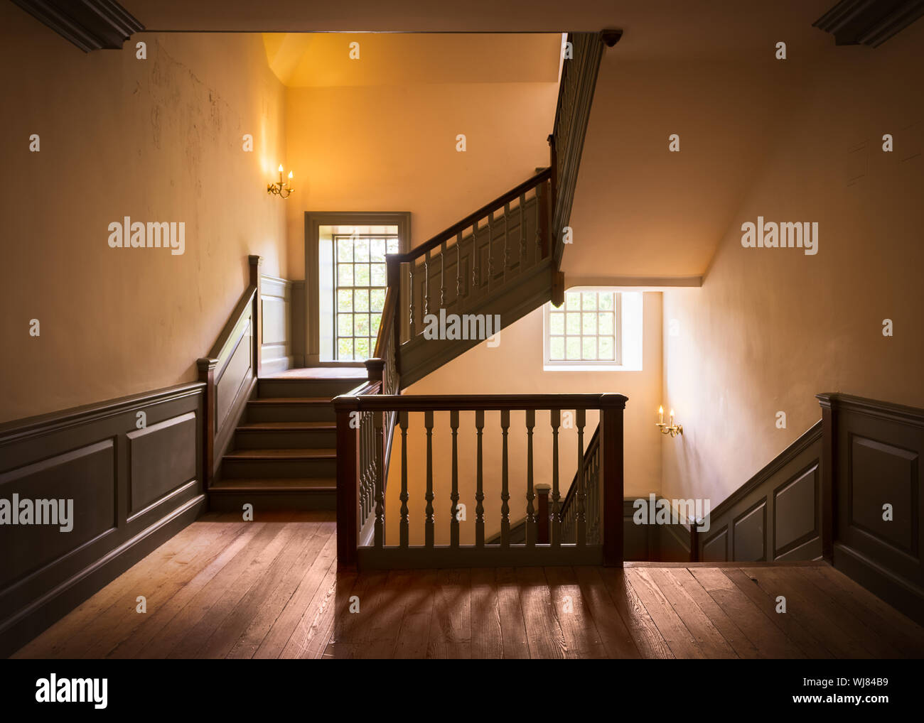 Escalera en el histórico edificio Wren en el campus de la Universidad de William and Mary en Williamsburg, Virginia Foto de stock