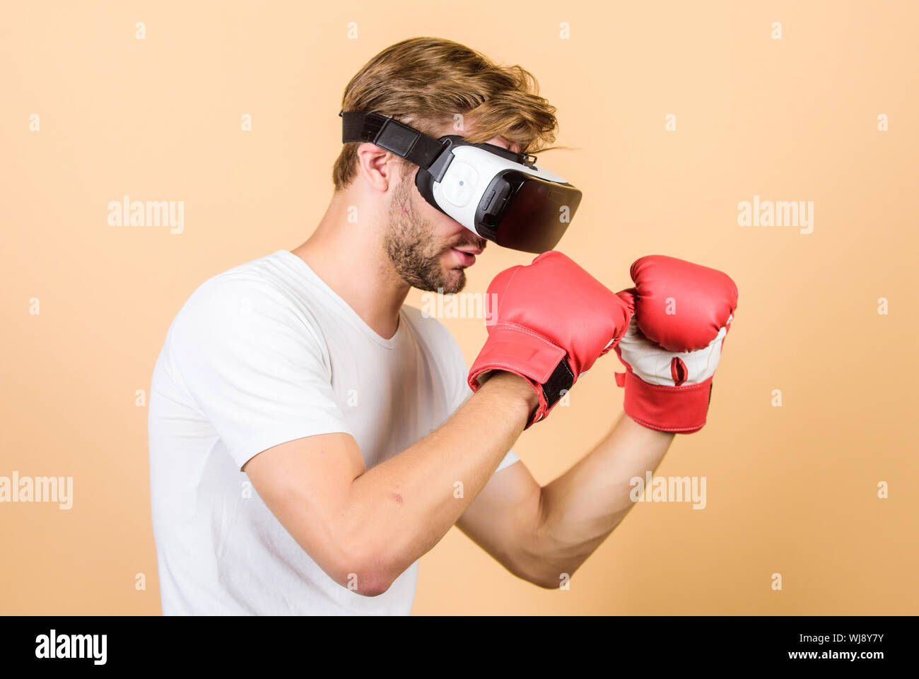 Ser fuerte. El hombre en VR gafas. Juegos de boxeo futurista. VR. La  innovación futura. moderno gadget. Formación. juego de boxeo boxeo en realidad  virtual. Deporte Digital éxito. El hombre de utilizar
