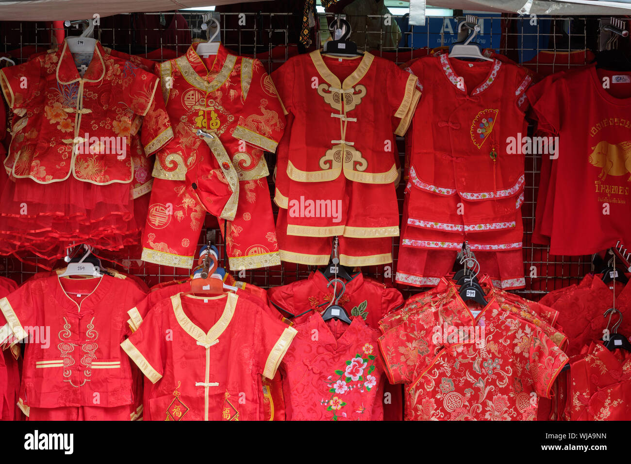 Ropa china roja fotografías e imágenes de alta resolución - Alamy