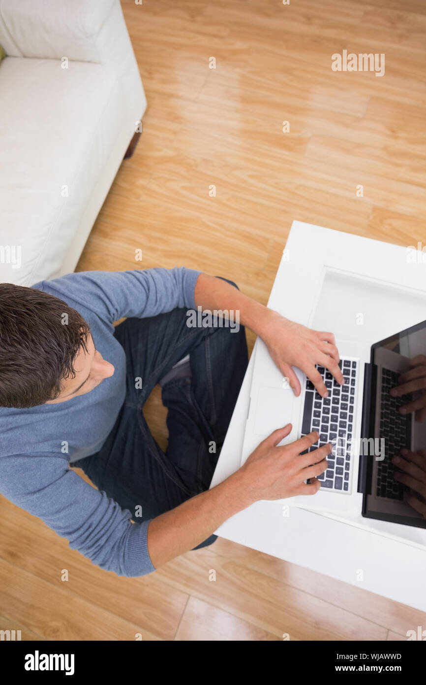 Vista aérea de un hombre usando el portátil en el salón Foto de stock