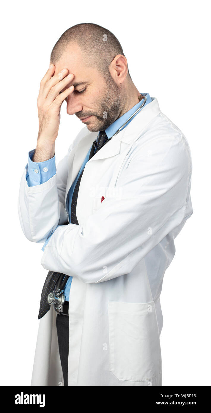Retrato sobre fondo blanco de un médico del Cáucaso con expresión triste y deprimida Foto de stock