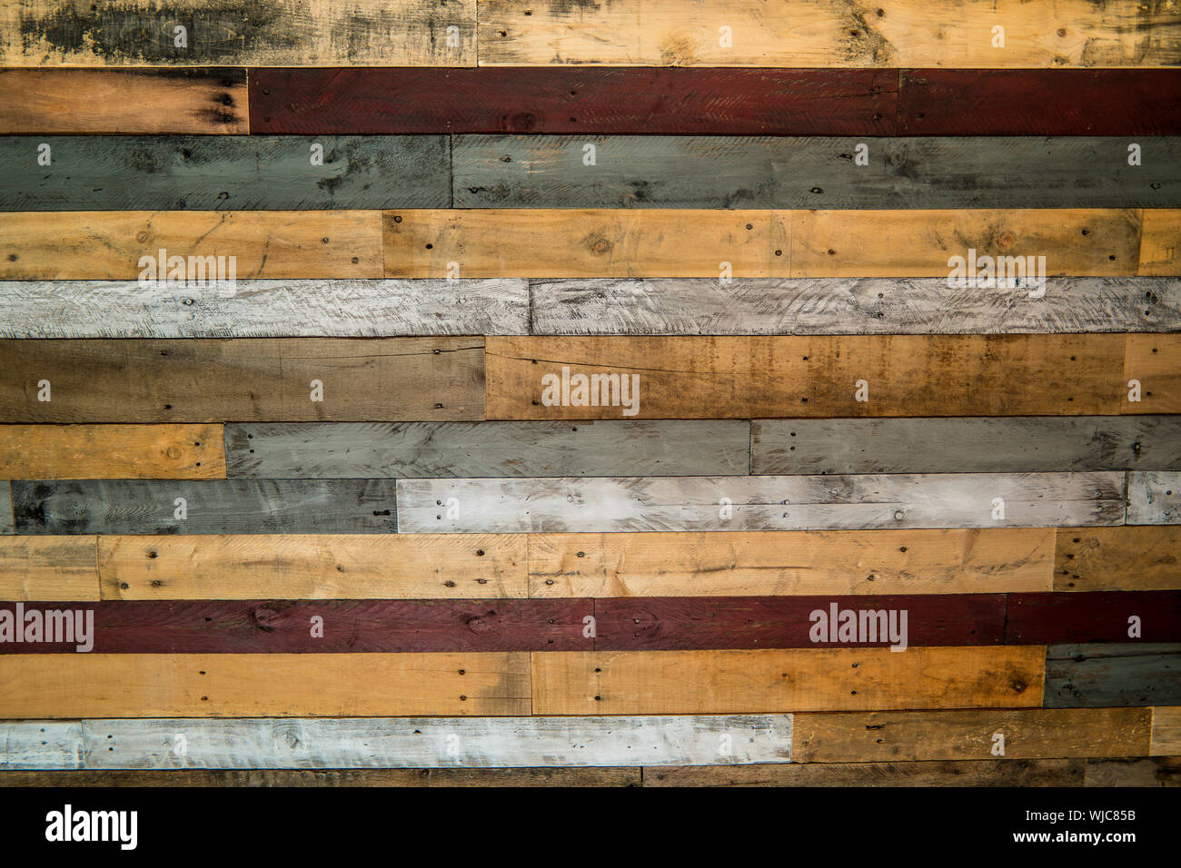Tarima De Madera De Estilo Rústico Con Paredes Blancas