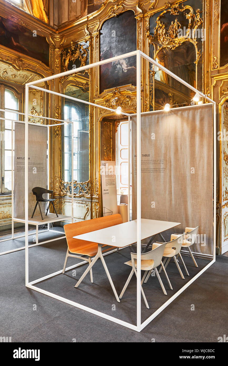 Presentación de tabla. Capa x Allermuir en Milan Design Week 2019, Milán, Italia. Arquitecto: Benjamin Hubert, 2019. Foto de stock