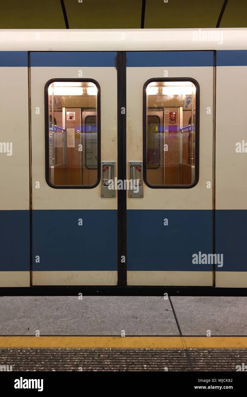 Cerró la puerta del tren en la estación de metro Fotografía de stock - Alamy