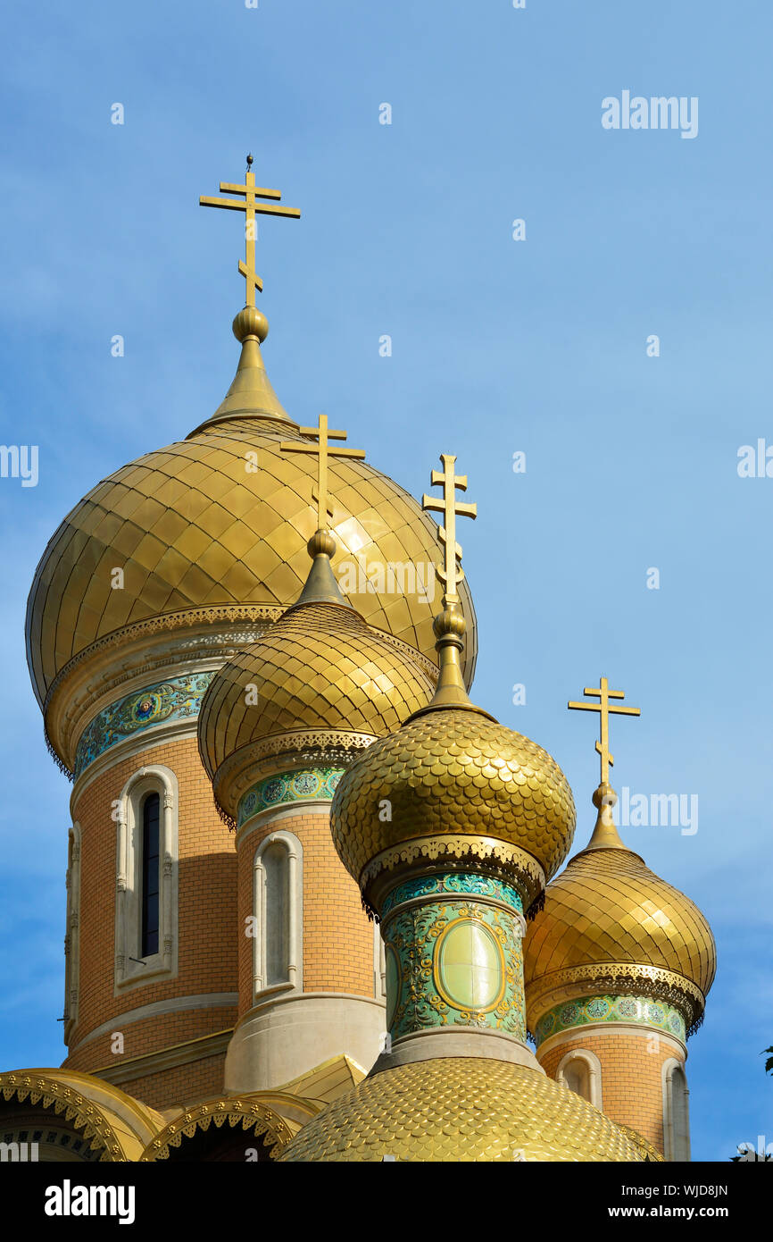 Las cúpulas doradas de la Iglesia Ortodoxa de San Nicolás. Bucarest, Rumania Foto de stock