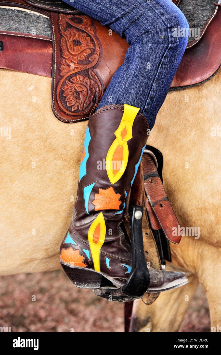Botas Vaqueras y western wear a un caballo de arena. Foto de stock
