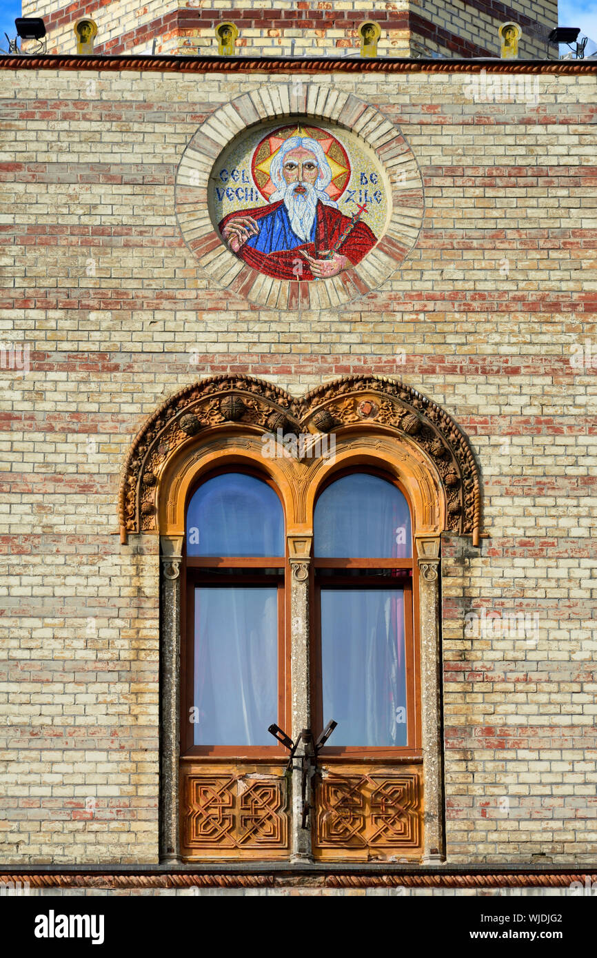 Ventana de la Iglesia Ortodoxa del nacimiento de la Madre de Dios. Brasov, Rumania Foto de stock