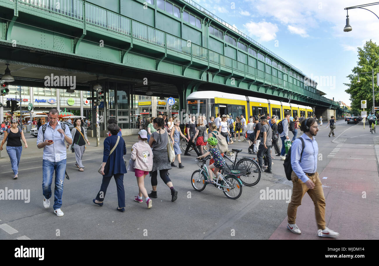 La vida cotidiana, escena cotidiana, Berlín, Alemania, peatón, cruce de peatones, luz de cruce peatonal, peatón, cruce de peatones, luz de cruce peatonal, PE Foto de stock