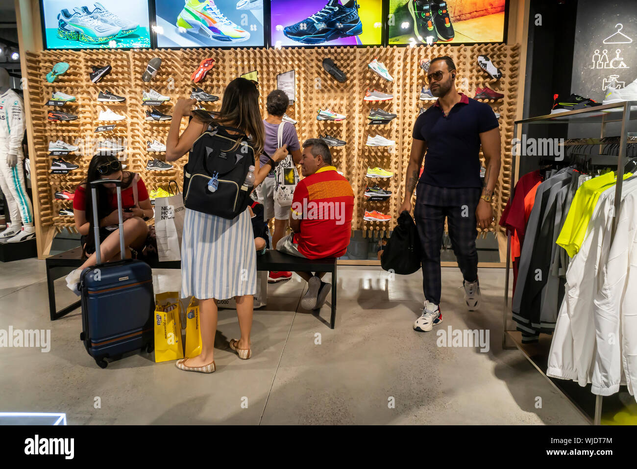 Los compradores y visitantes acuden a la recién inaugurada tienda insignia  de Puma en la Quinta Avenida de Nueva York el jueves, 29 de agosto de 2019.  Los 18.000 pies cuadrados, de