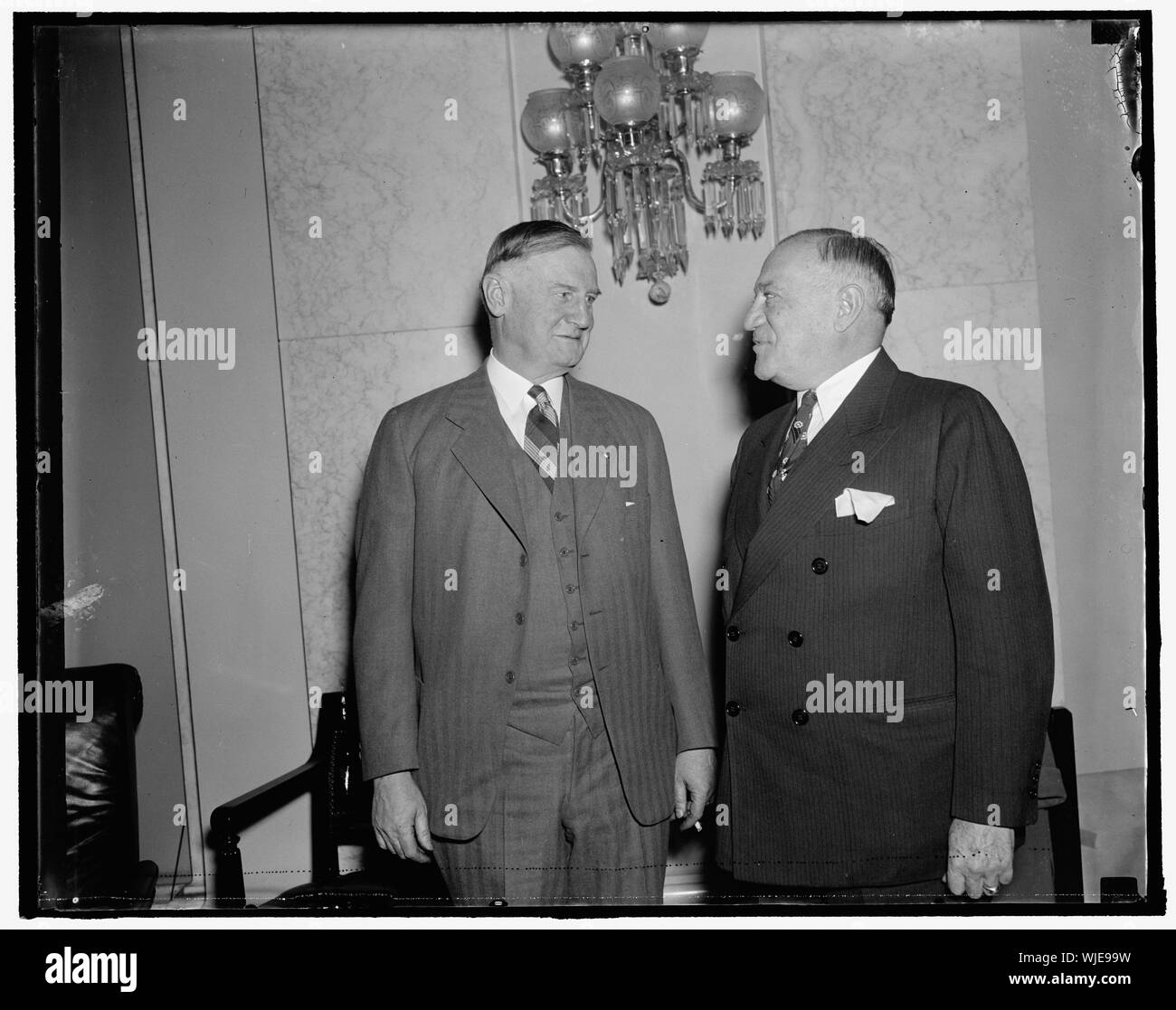 Cabeza de Sears-Roebuck aprueba Roosevelt programa de vivienda. Washington,  D.C., 6 de diciembre. Robert E. Wood, (izq.), Presidente de Sears, Roebuck  Co., dijo hoy ante el Comité de Banca del Senado y