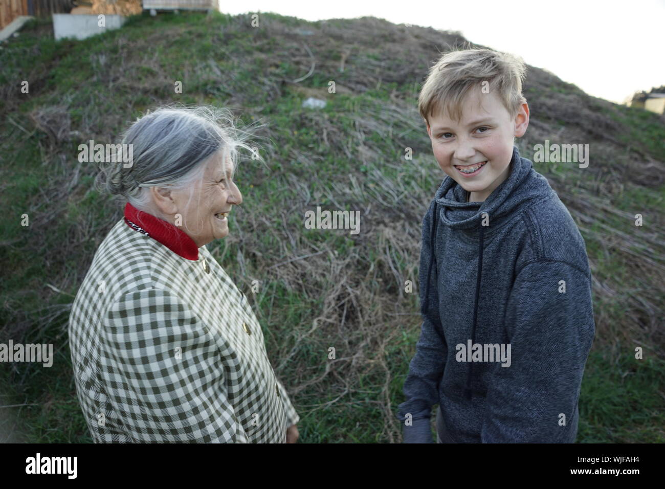 Abuela y nieto sonriendo Foto de stock