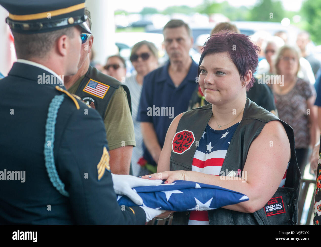 El Sgt. Thomas Morris (a la izquierda) de la Pennsylvania las honras fúnebres militares programa presenta la bandera americana que tapaba la urna a la enfermera Jennife Foto de stock