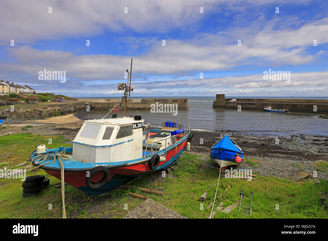 Las pequeñas embarcaciones pesqueras en Puerto Craster, Craster, Northumberland, Inglaterra, Reino Unido Foto de stock