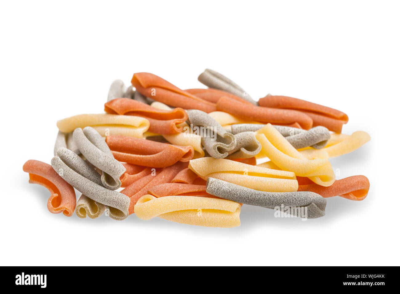 Colorido strozzapreti pastas italianas aislado sobre fondo blanco. Foto de stock