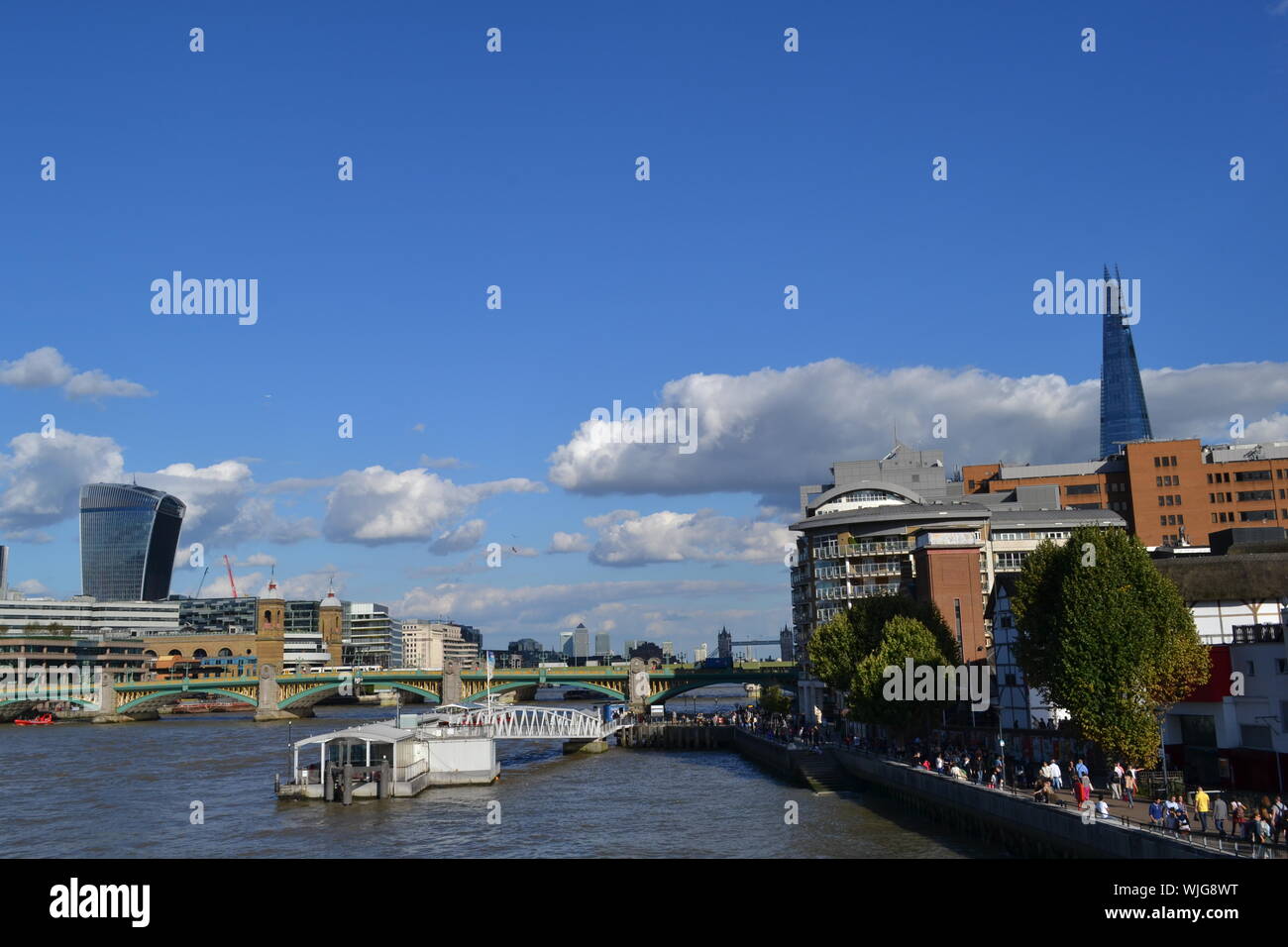 Londres/UK - Agosto 31, 2014: hermosas vistas panorámicas al río Támesis, la ciudad de Londres, el London Bridge, el Shard y terraplén sobre azul cielo soleado. Foto de stock
